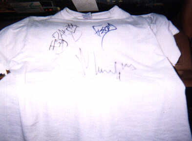awwwww yyyeeeaahhhh...there's my signed shirt!!:)